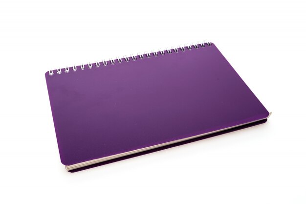 Фиолетовый ноутбук в белом фоне