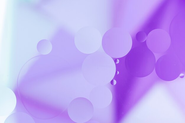 淡い色の表面に紫色の油滴