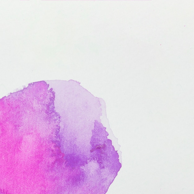 Фиолетовые краски на белой бумаге