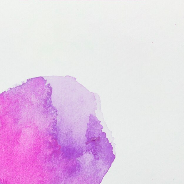 白い紙の上の紫の塗料