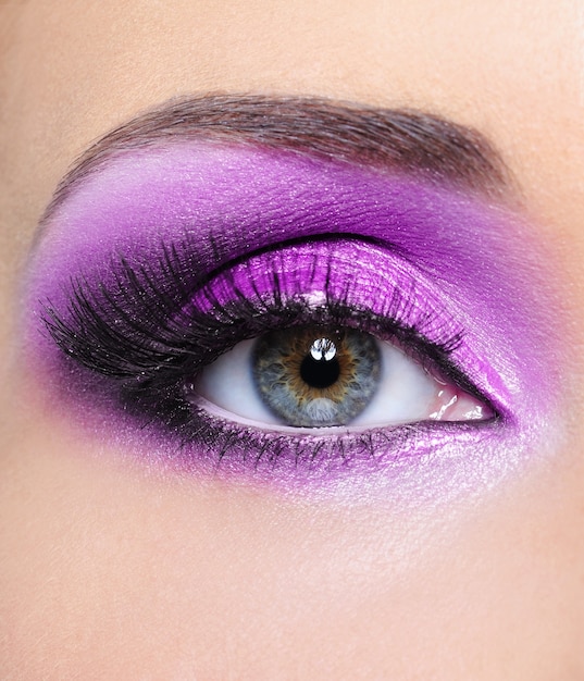 Фиолетовый сияющий макияж женских глаз - вид спереди