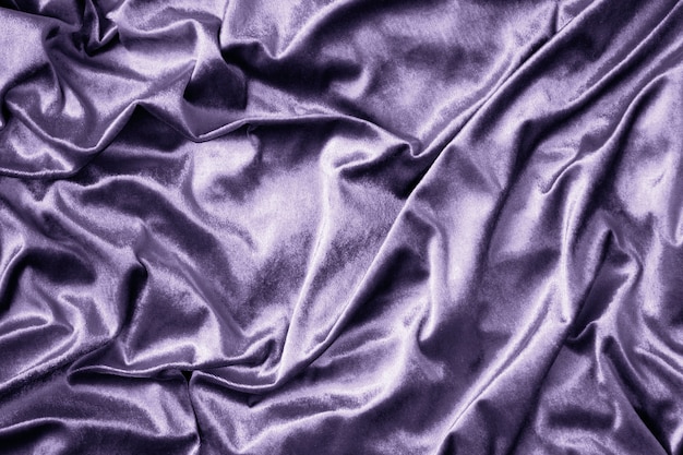 Фиолетовая блестящая текстура из шелковой ткани