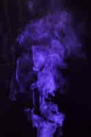 Foto gratuita movimento del fumo viola su sfondo nero