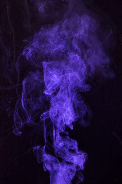 Фиолетовое движение дыма на черном фоне