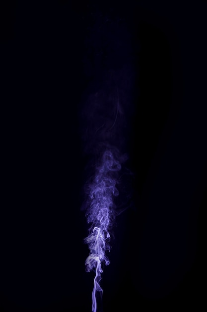 紫色の煙が黒の背景に渦巻く