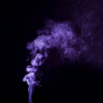 黒の背景に青とピンクの煙の爆発 無料の写真