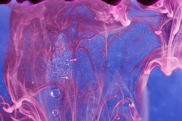 Бесплатное фото Фиолетовый дым со сверкающими пузырьками