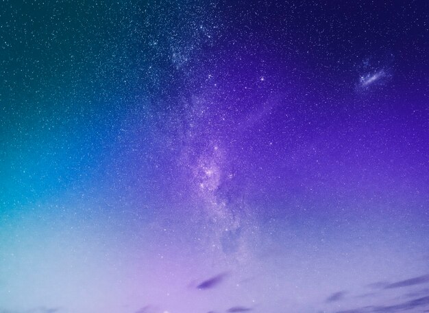 보라색 별이 빛나는 밤 하늘 배경