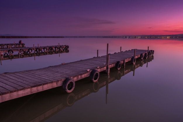Фиолетовый закат на побережье