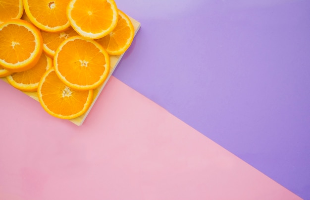 맛있는 오렌지 조각으로 보라색 표면