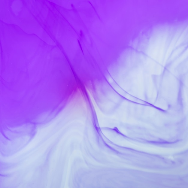 抽象的な煙の紫色のベール