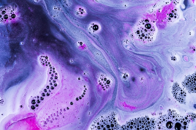 Фиолетовая вода с пузырьками