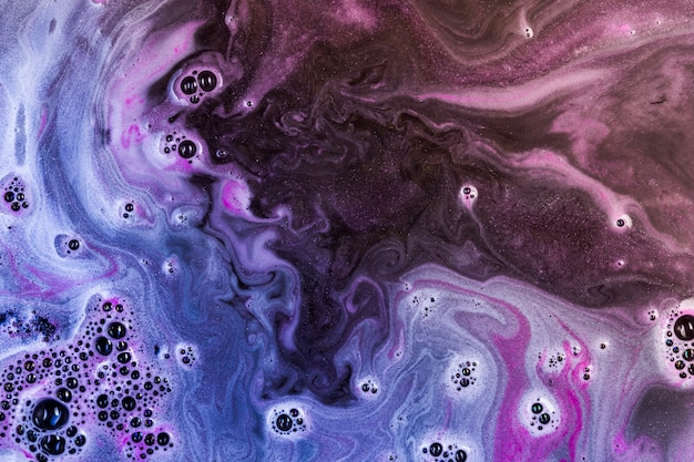 紫の水と泡