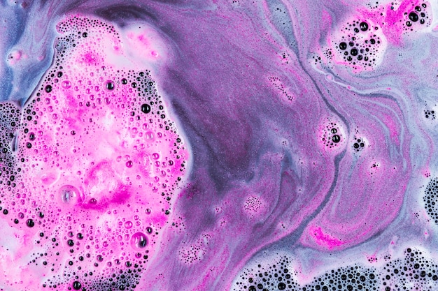 紫の水とピンクの泡