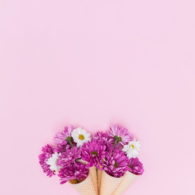 Фиолетовые и белые цветы в вафельных конусах