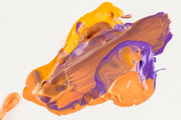 紫、黄色、オレンジ色の塗料を混ぜた
