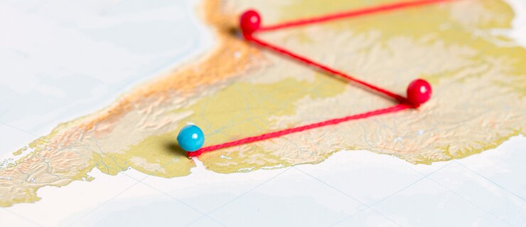 मुफ़्त फोटो pushpins with thread on route map