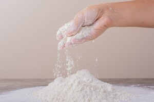 Foto gratuita mettere la farina per tutti gli usi per fare la pasta