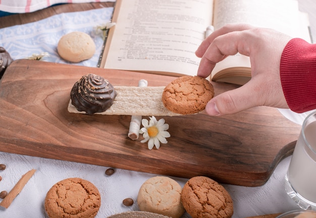 Положить печенье на деревянную доску на кусок крекера