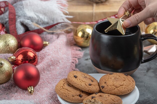 金色のクリスマススターをドリンクカップに入れる