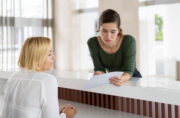 Foto gratuita ospite femminile perplesso che ha problemi