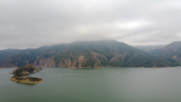 曇りの日にキャプチャされたカリフォルニアのピラミッド湖