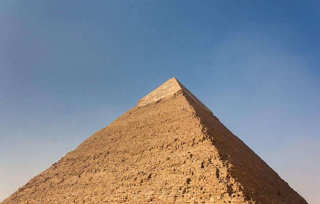 Пирамида на фоне голубого неба