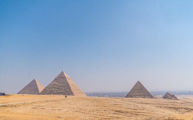 Пирамиды Гизы, старейший погребальный памятник в мире, Каир, Египет