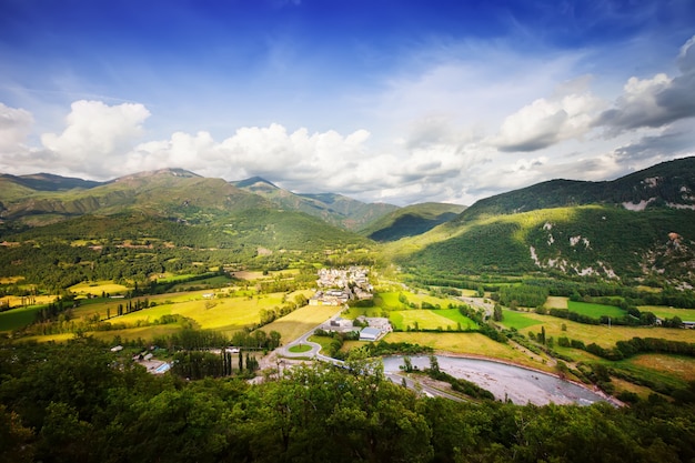 Paesaggio montano dei pirenei con villaggio