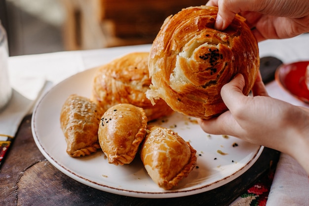 Qoghal вместе с мясной выпечкой соленого разработан вкусный внутри белой тарелке