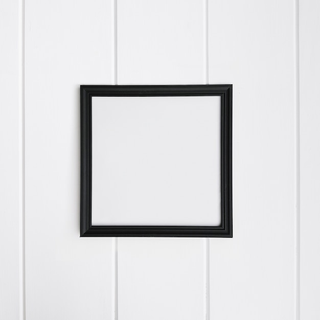 Quadro vazio sobre fundo de madeira branca para maquete