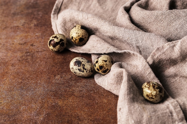 Free photo quail eggs on rustic