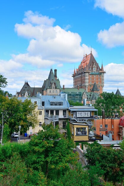 Панорама городского пейзажа Квебека с облаком, голубым небом и историческими зданиями.