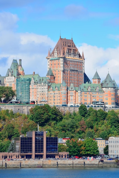 Foto gratuita orizzonte di quebec city sul fiume con cielo blu e nuvole.