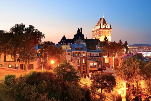 언덕에서 본 황혼의 샤토 프롱트낙(Chateau Frontenac)이 있는 퀘벡 시티 스카이라인