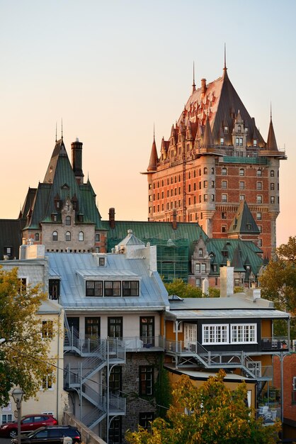 언덕에서 본 일몰의 샤토 프롱트낙(Chateau Frontenac)이 있는 퀘벡 시티 스카이라인