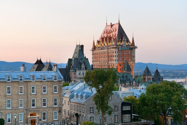 언덕에서 본 일몰의 샤토 프롱트낙(Chateau Frontenac)이 있는 퀘벡 시티 스카이라인