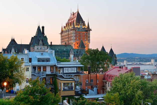 언덕에서 본 일몰의 샤토 프롱트낙(Chateau Frontenac)이 있는 퀘벡 시티 스카이라인