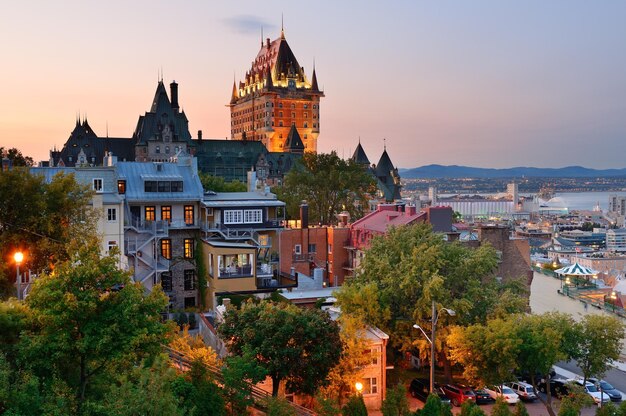 언덕에서 본 일몰의 샤토 프롱트낙(Chateau Frontenac)이 있는 퀘벡 시티 스카이라인