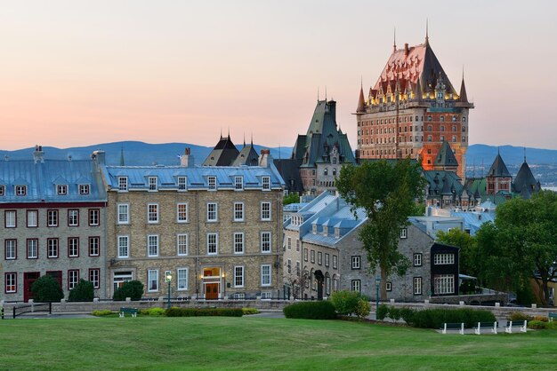 언덕에서 본 일몰의 샤토 프롱트낙(Chateau Frontenac)이 있는 퀘벡 시티 스카이라인