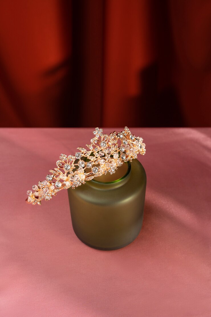 Free Photo queen crown still life