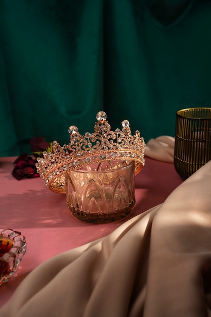 Бесплатное фото Натюрморт с короной королевы