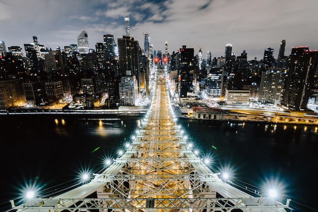 クイーンズボロ橋とニューヨークの美しい建物
