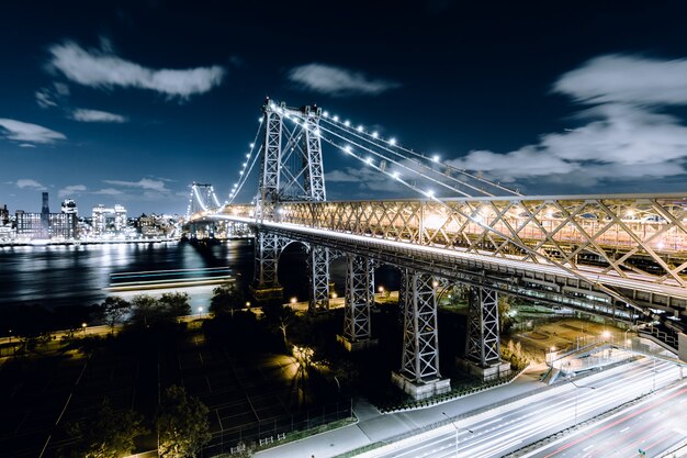 Мост Квинсборо, снятый ночью в Нью-Йорке
