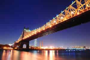 無料写真 マンハッタンのミッドタウンから見た夕暮れ時のニューヨーク市イーストリバーに架かるクイーンズボロ橋。