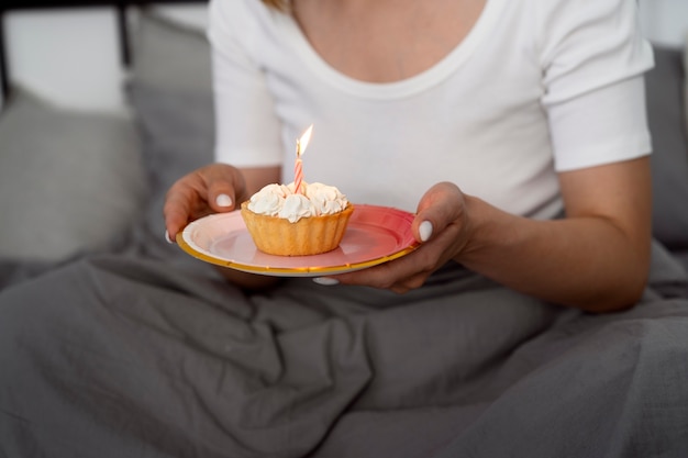 一緒に誕生日を祝うクィアカップル