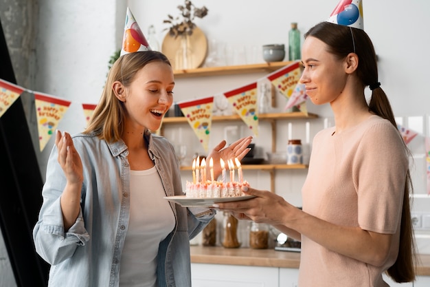 一緒に誕生日を祝うクィアカップル