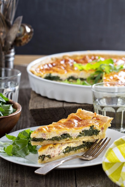 Free photo quiche with arugula and bacon