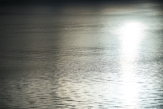 Free photo quiet sea with sun reflection