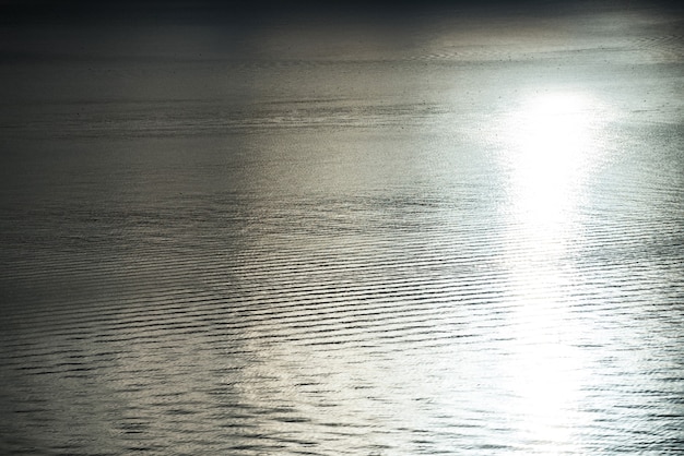 Тихое море с отражением солнца